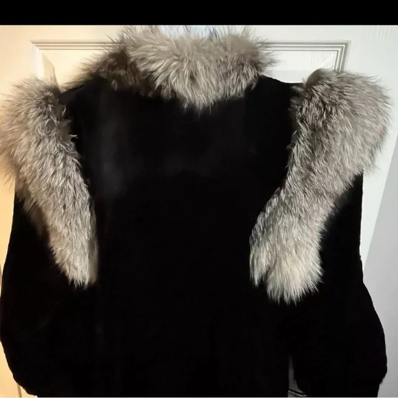 NWOT The fur is sheered muskrat woman’s coat. With detachable hood. - Picture 9 of 9